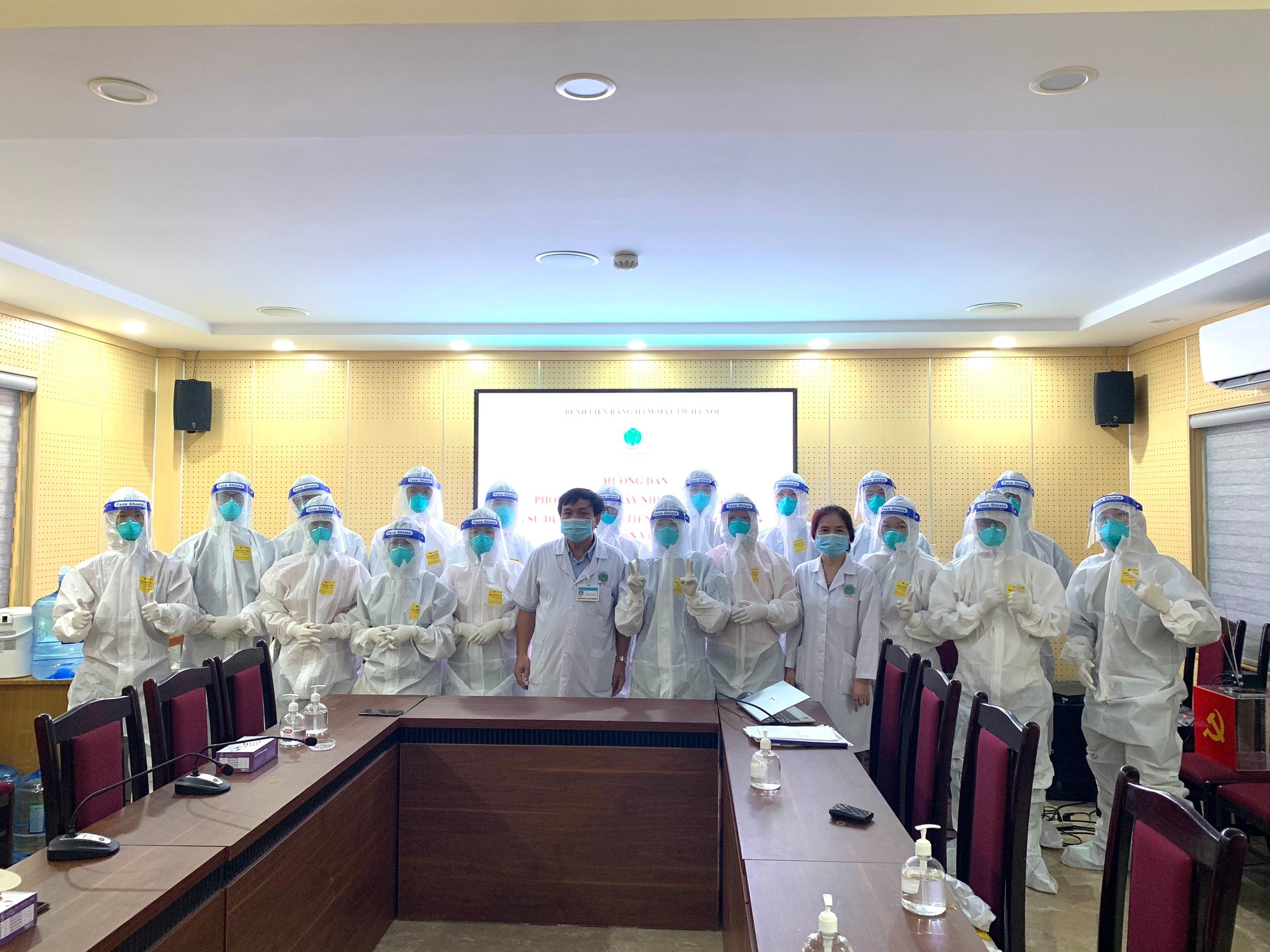 Các học viên tham gia lớp học được hướng dẫn sử dụng trang phục bảo hộ phòng COVID-19
